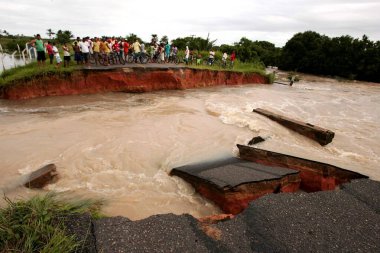 Prado, Bahia, Brezilya - 7 Nisan 2010: Prad şehrinde sel baskını nedeniyle sel basmış bir nehri geçmek için kano kullanan insanlar
