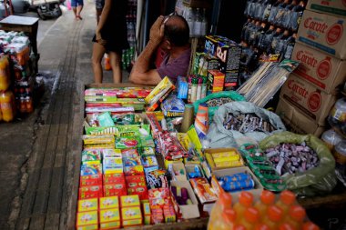 Salvador, Bahia, Brezilya - 29 Mayıs 2019: Havai fişekler Salvador 'daki Sao Joaquim fuarında satışa sunuldu..
