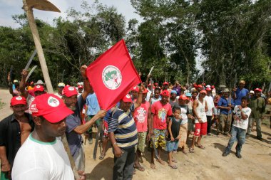 Eunapolis, Bahia, Brezilya - 4 Nisan 2011: Eunapolis şehrinde düzenlenen bir protesto sırasında Landless Movement - MST üyeleri.