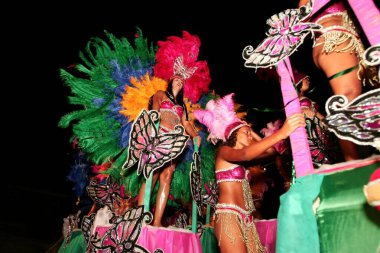 Caravelas, Bahia, Brezilya - 13 Şubat 2009: Caravelas şehrindeki karnaval geçidi sırasında Samba okulu Coroa Imperial üyeleri.