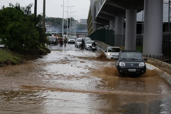 Salvador Bahia Brasil Abril 2018 Inundación Una Calle Tránsito Vehicular — Foto de Stock