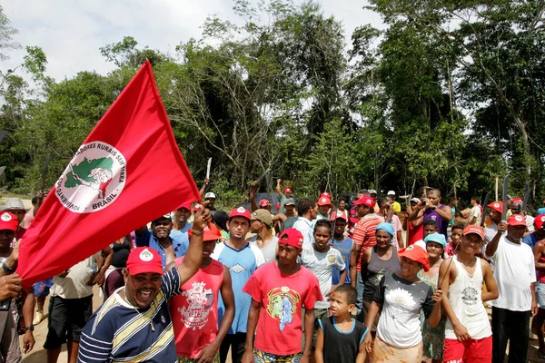 Eunapolis, Bahia, Brezilya - 4 Nisan 2011: Eunapolis şehrinde düzenlenen bir protesto sırasında Landless Movement - MST üyeleri.