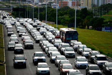 Salvador, Bahia, Brezilya - 12 Ağustos 2014: Salvador 'da Avenida Luiz Viana' da trafik sıkışıklığı.