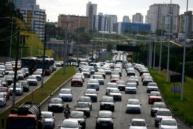 Salvador, Bahia, Brezilya - 12 Ağustos 2014: Salvador 'da Avenida Luiz Viana' da trafik sıkışıklığı.