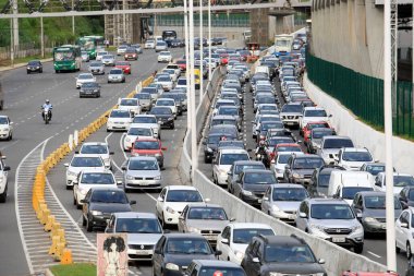 Salvador, Bahia, Brezilya - 20 Nisan 2017: Salvador 'da Avenida Luiz Viana' da trafik sıkışıklığı.