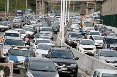Salvador, Bahia, Brezilya - 20 Nisan 2017: Salvador 'da Avenida Luiz Viana' da trafik sıkışıklığı.
