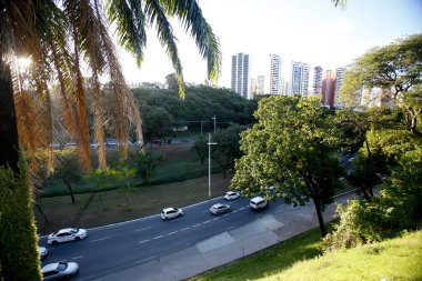 Salvador, Bahia, Brezilya - 13 Haziran 2018: Salvador 'da Avenida Antonio Carlos Magalhaes' in BRT sistemi için özel şerit inşaatından önceki görüntüsü.