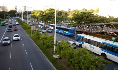 Salvador, Bahia, Brezilya - 13 Haziran 2018: Salvador 'da Avenida Antonio Carlos Magalhaes' in BRT sistemi için özel şerit inşaatından önceki görüntüsü.