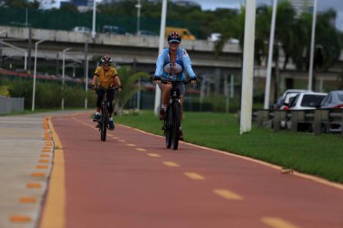 Salvador, Bahia, Brezilya - 2 Nisan 2019 Avenida Luiz Viana 'da bisiklet yolunda bisiklet süren kişi, Salvador şehrindeki metro hattının 2..
