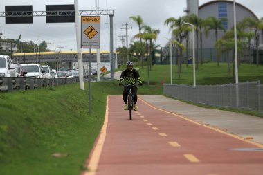 Salvador, Bahia, Brezilya - 2 Nisan 2019 Avenida Luiz Viana 'da bisiklet yolunda bisiklet süren kişi, Salvador şehrindeki metro hattının 2..