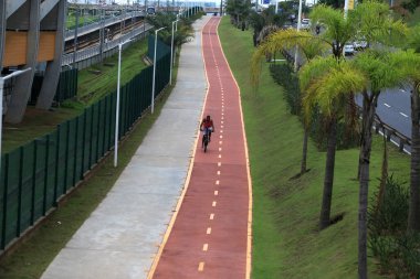 Salvador, Bahia, Brezilya - 2 Nisan 2019 Avenida Luiz Viana 'da bisiklet yolunda bisiklet süren kişi, Salvador şehrindeki metro hattının 2..