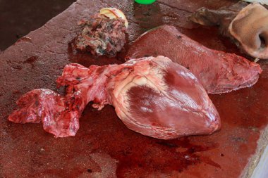 Conde, Bahia, Brezilya - 7 Eylül 2012: Conde şehrindeki bir pazarda satılık Ox viscera.