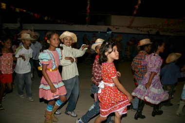Eunapolis, Bahia, Brezilya - 18 Haziran 2008: Eunapolis 'te bir devlet okulundan çocuklar dans ediyor..