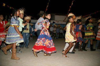 Eunapolis, Bahia, Brezilya - 18 Haziran 2008: Eunapolis 'te bir devlet okulundan çocuklar dans ediyor..