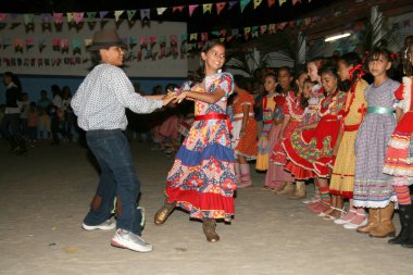 Eunapolis, Bahia, Brezilya - 18 Haziran 2008: Eunapolis 'te bir devlet okulundan çocuklar dans ediyor..