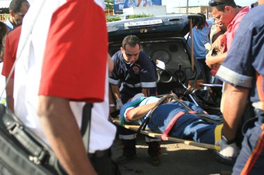 Eunapolis, Bahia, Brezilya - 29 Ağustos 2008: Samu 192 kurtarma ekipleri Eunapolis 'te bir motosiklet kazasında yaralanan kişiyi kurtardılar