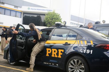 Salvador, Bahia, Brezilya - 21 Ocak 2022: Federal Otoyol Polis Memurları Salvador 'da bir aracın yanında.
