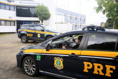 Salvador, Bahia, Brezilya - 21 Ocak 2022: Federal Otoyol Polis Memurları Salvador 'da bir aracın yanında.