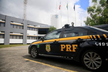 Salvador, Bahia, Brezilya - 21 Ocak 2022: Federal Otoyol Polis Memurları Salvador 'da bir aracın yanında.