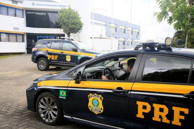 Salvador, Bahia, Brezilya - 21 Ocak 2022: Federal Otoyol Polis Memurları Salvador 'da bir aracın yanında.