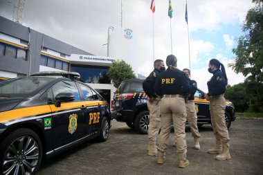 Salvador, Bahia, Brezilya - 21 Ocak 2022: Federal Otoyol Polis Memurları Salvador 'da bir aracın yanında.