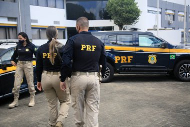 Salvador, Bahia, Brezilya - 21 Ocak 2022: Federal Otoyol Polis Memurları Salvador 'da bir aracın yanında.