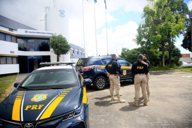 Salvador, Bahia, Brezilya - 21 Ocak 2022: Federal Otoyol Polis Memurları Salvador 'da bir aracın yanında.