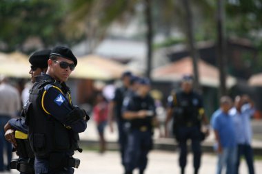 Salvador, Bahia, Brezilya - 15 Temmuz 2014: Salvador 'daki Itapua Mahallesi' nde yol yenileme çalışmaları sırasında belediye muhafızları güvenlik görevlileri