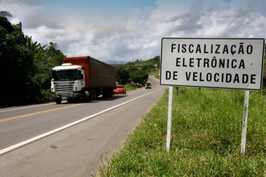 Itabuna, Bahia, Brezilya - 13 Ocak 2012: trafik levhası şehirdeki BR 101 otoyolunda elektronik hız denetimi olduğunu gösteriyor..