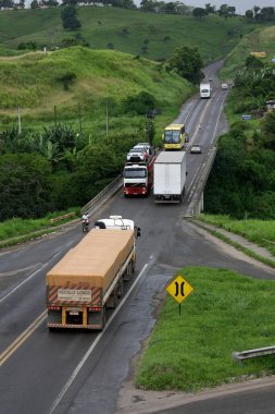 Itabuna, Bahia, Brezilya - 2 Ocak 2012: Güney Bahia 'daki Itabuna şehrinde BR 101 otoyolunda seyahat eden araç.