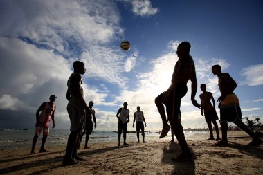 Salvador, Bahia, Brezilya - 22 Aralık 2015: Gençler Salvador 'daki Itapua plajında futbol oynarken görüldü.