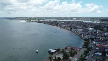 Salvador, Bahia, Brezilya - 13 Ocak 2022: Salvador kentindeki Cidade Baixa bölgesi ve Itapagipe yarımadasının havadan görünüşü.