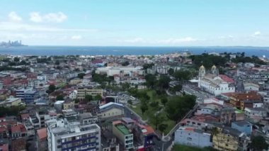 Salvador, Bahia, Brezilya - 13 Ocak 2022: Salvador kentindeki Cidade Baixa bölgesi ve Itapagipe yarımadasının havadan görünüşü.
