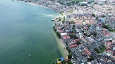 Salvador, Bahia, Brezilya - 13 Ocak 2022: Salvador kentindeki Cidade Baixa bölgesi ve Itapagipe yarımadasının havadan görünüşü.