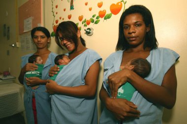 Vitoria da Conquista, Bahia, Brezilya - 27 Ekim 2011: Prematüre çocukların anneleri kanguru metodolojisini kullanırken çocuklar Vitoria da Conquista 'daki hastanede tedavi görüyorlar..