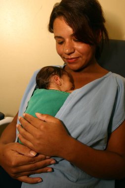 Vitoria da Conquista, Bahia, Brezilya - 27 Ekim 2011: Prematüre çocukların anneleri kanguru metodolojisini kullanırken çocuklar Vitoria da Conquista 'daki hastanede tedavi görüyorlar..