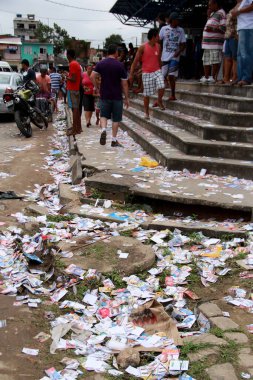 Salvador, Bahia, Brezilya - 8 Ekim 2012: Salvador şehrinde sokağa atılan littoral kampanya sırasında kullanılan reklam broşürleri.