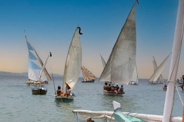 Salvador, Bahia, Brezilya - 16 Kasım 2010: Todos os Santos Körfezi 'ndeki Joao das Botas yat yarışında yelkenliler görüldü..