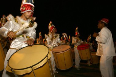 İlheus, bahia, brezil- 20 Şubat 2012: Ilheus şehrindeki karnavalda düzenlenen törende Samba yapan samba okulu üyeleri.