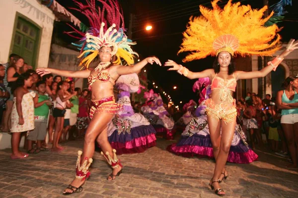 ブラジル バイーア州カラベラス2009年2月13日 カラベラス市でのカーニバルのパレード中にサンバ学校コロア帝国のメンバーが — ストック写真