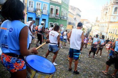 Salvador, Bahia, Brezilya - 25 Ocak 2022: Salvador 'daki Pelourinho' da bir perküsyon grubunun üyeleri.