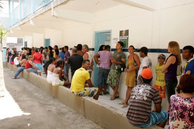 Eunapolis, Bahia, Brezilya - 3 Ekim 2010: Eunapolis şehrinde seçimler sırasında oy kullanma kuyruğu.