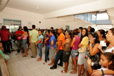 Eunapolis, Bahia, Brezilya - 3 Ekim 2010: Eunapolis şehrinde seçimler sırasında oy kullanma kuyruğu.