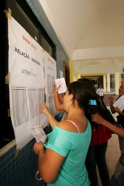 Eunapolis, Bahia, Brezilya - 6 Kasım 2010: Eunapolis şehrindeki bir okulda Enem testi yaptıran kişi.