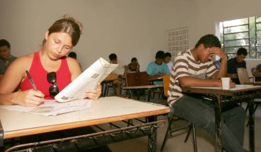 Eunapolis, Bahia, Brezilya - 6 Kasım 2010: Eunapolis şehrindeki bir okulda Enem testi yaptıran kişi.