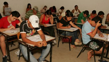 Eunapolis, Bahia, Brezilya - 6 Kasım 2010: Eunapolis şehrindeki bir okulda Enem testi yaptıran kişi.
