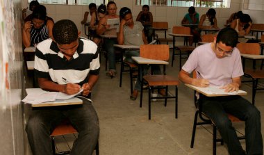 Eunapolis, Bahia, Brezilya - 6 Kasım 2010: Eunapolis şehrindeki bir okulda Enem testi yaptıran kişi.