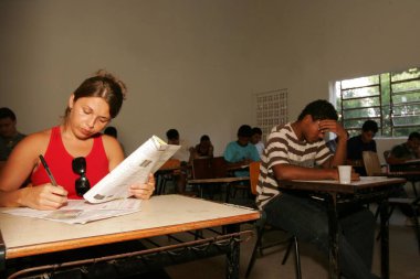 Eunapolis, Bahia, Brezilya - 6 Kasım 2010: Eunapolis şehrindeki bir okulda Enem testi yaptıran kişi.