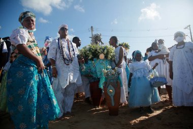 Salvador, Bahia, Brezilya - 2 Şubat 2022: Afrikalı Matriaz dindarları ve destekçileri Salvador şehrindeki orixa Yemanja 'ya saygılarını sundular..