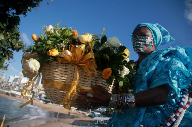Salvador, Bahia, Brezilya - 2 Şubat 2022: Afrikalı Matriaz dindarları ve destekçileri Salvador şehrindeki orixa Yemanja 'ya saygılarını sundular..